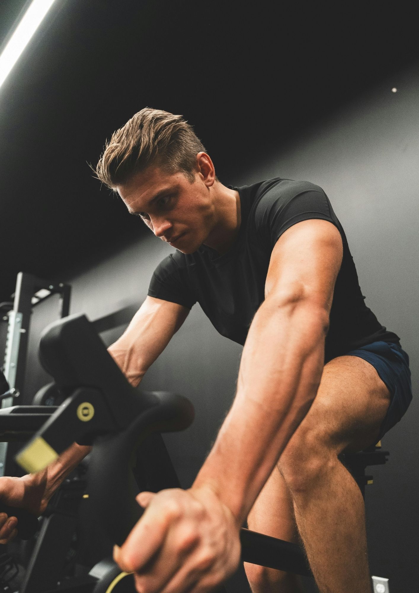 Mann fährt auf einem Indoor Cycling Rad