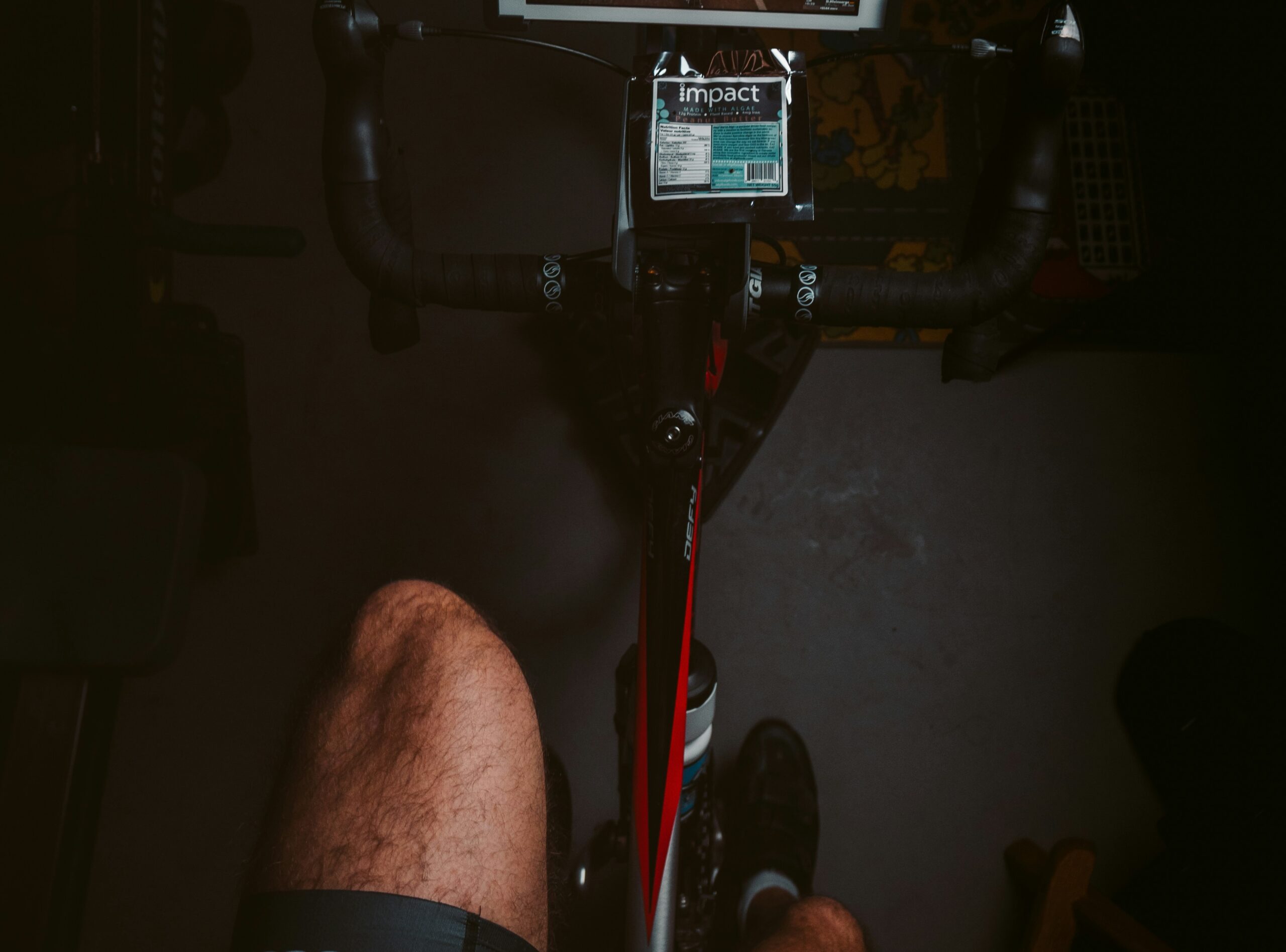 Mann sitzt auf einem Rennrad im Gym