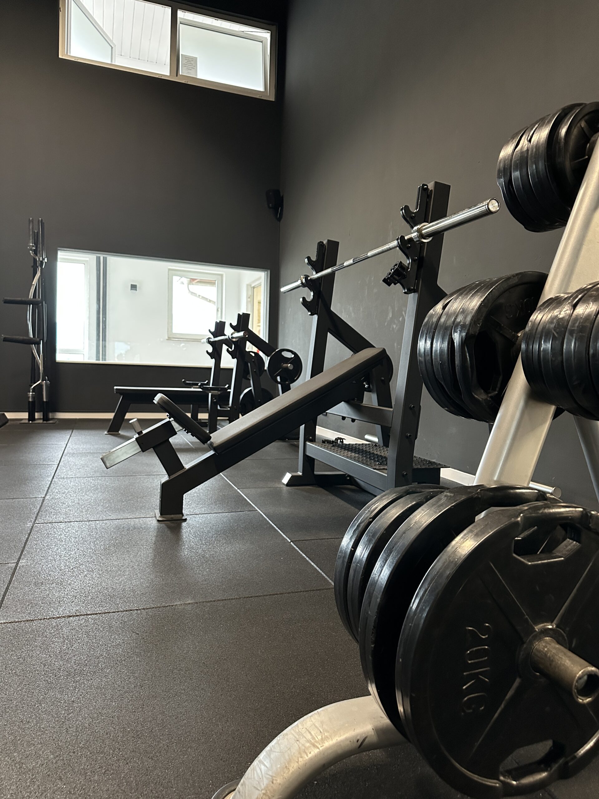 Gewichte und Hantelbank im Fitnessstudio